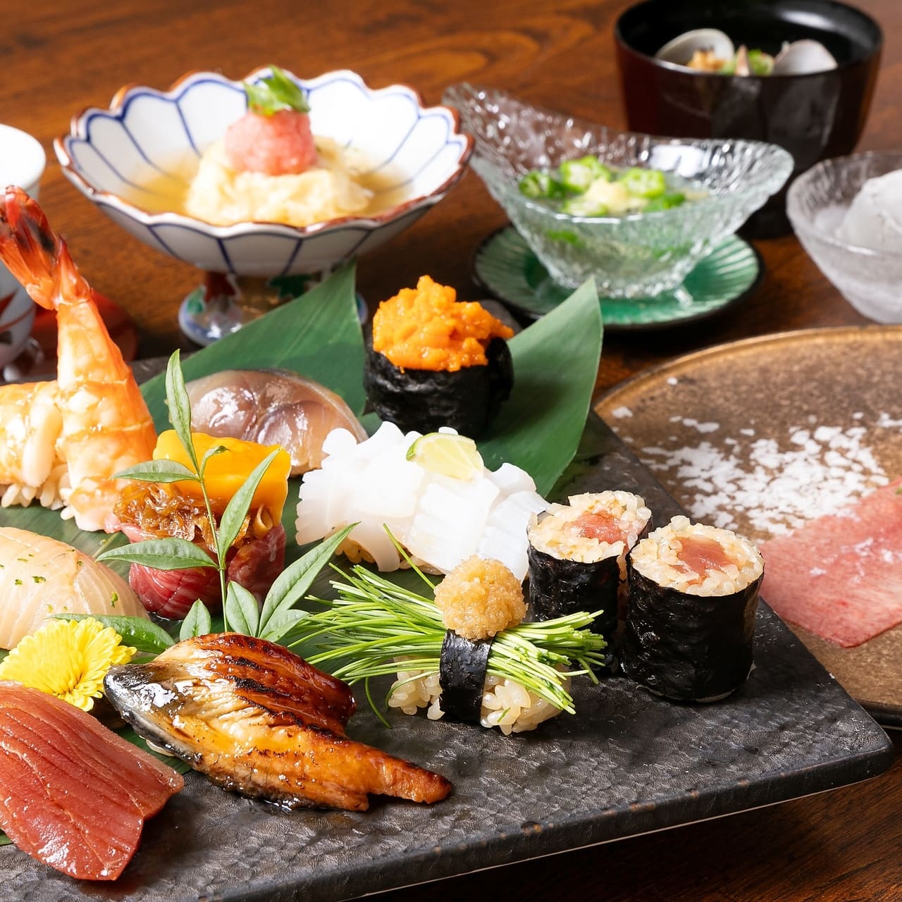 【遊び心に満ちあふれ】(上)極楽特選にぎり十二貫コース6000円の画像