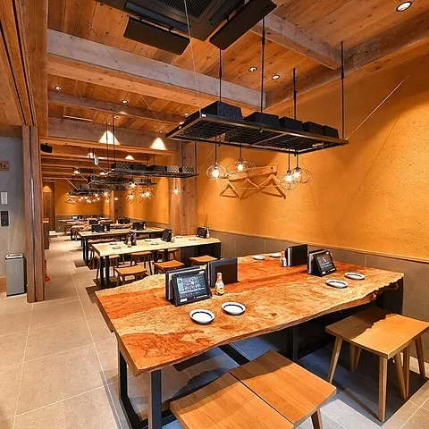 木目調の落ち着いた店内の画像