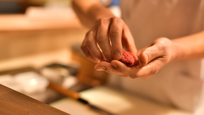 職人が仕上げる創作寿司の画像