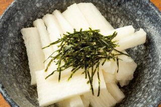 長芋短冊/枝豆/たこわさ/いかの塩辛/塩昆布キャベツ/しらすポン酢/エイヒレ/胡瓜の一本漬け 各の画像