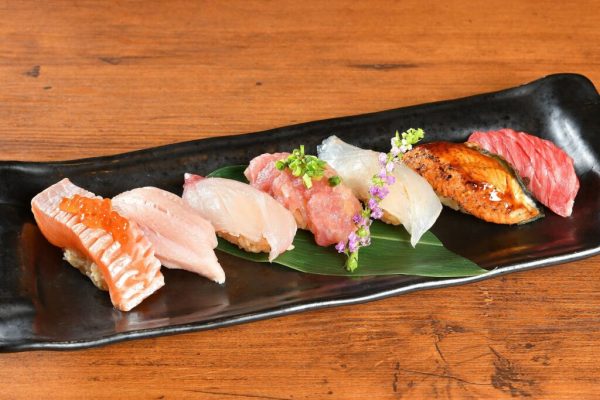 お寿司は一貫150円(税込165円)～ 定番から創作系まで豊富な品揃え！の画像