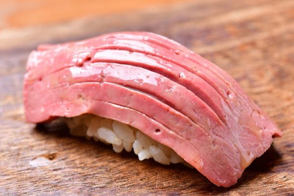 すさび湯の人気メニュー 低温調理済みの『肉寿司』！の画像
